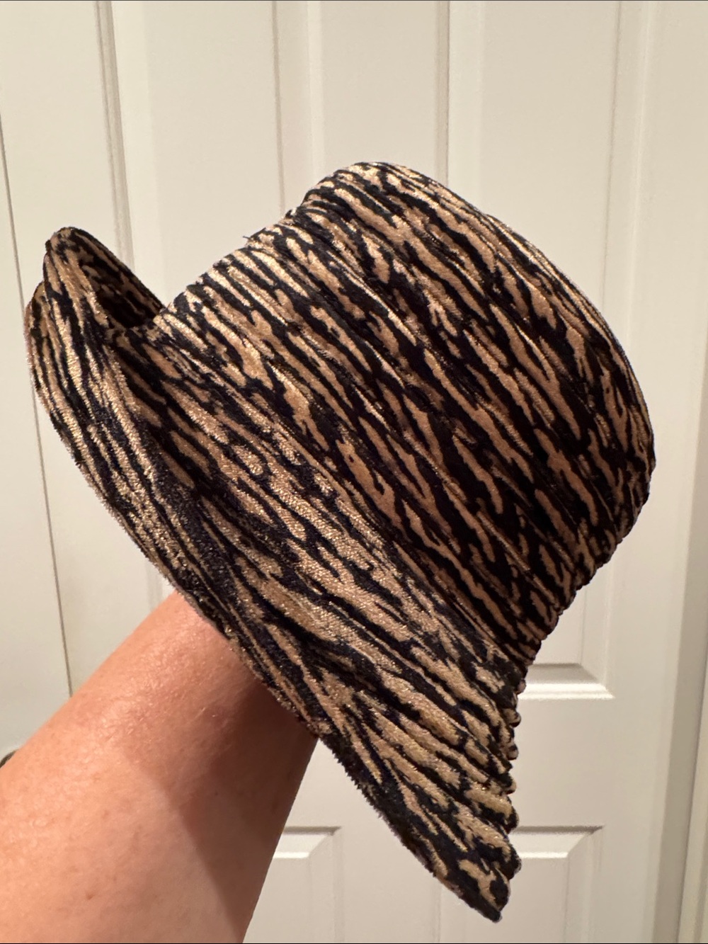 Women’s Tiger-Stripe Chenille Bucket Hat in Black and Tan